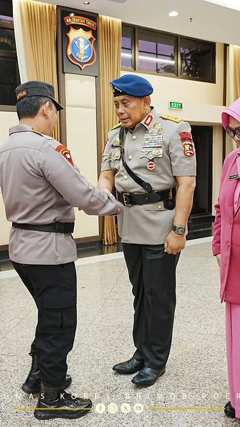 Momen saat Komjen Anang Revandoko serahkan jabatannya sebagai Komandan Korps Brimo.<br>