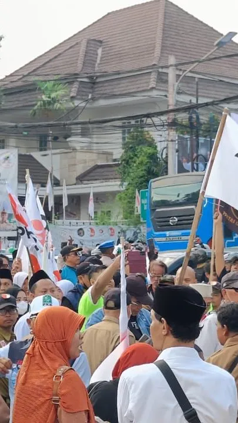 Pendukung Ganjar-Mahfud Bergerak ke KPU, Polisi Minta Relawan Anies-Cak Imin Bubarkan Diri<br>
