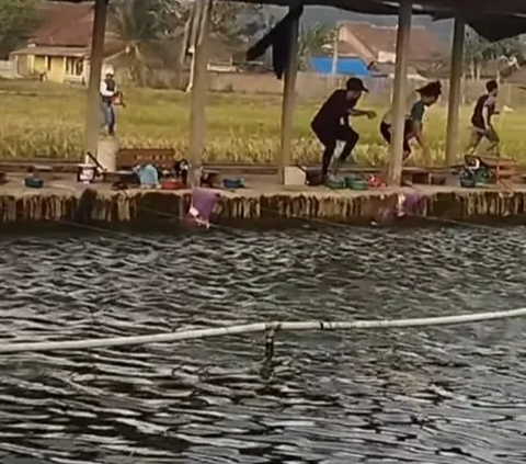 Lagi Asyik Mancing, Atapnya Malah Lepas Diterjang Angin, Pemancing Auto Kabur