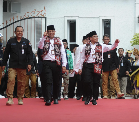 Bakal calon Presiden dan bakal calon Wakil Presiden Anies Baswedan bersama Muhaimin Iskandar (kanan) tiba di kantor Komisi Pemilihan Umum (KPU), Jakarta, Kamis (19/10/2023).