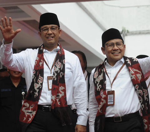 FOTO: Wajah Gembira Pasangan Anies Baswedan dan Muhaimin Iskandar Dikalungi Syal Setiba di Kantor KPU