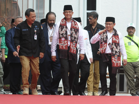 FOTO: Wajah Gembira Pasangan Anies Baswedan dan Muhaimin Iskandar Dikalungi Syal Setiba di Kantor KPU