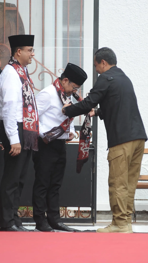 FOTO: Wajah Gembira Pasangan Anies Baswedan dan Muhaimin Iskandar Dikalungi Syal Setiba di Kantor KPU