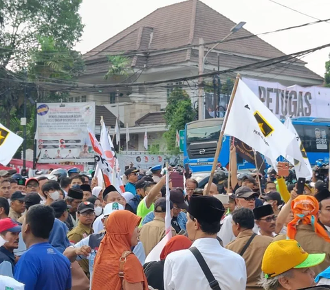 <br>Masa pendukung Ganjar Pranowo-Mahfud MD satu persatu mulai mendatangi KPU untuk mengawal pendaftaran sebagai Capres-Cawapres pemilu 2024.