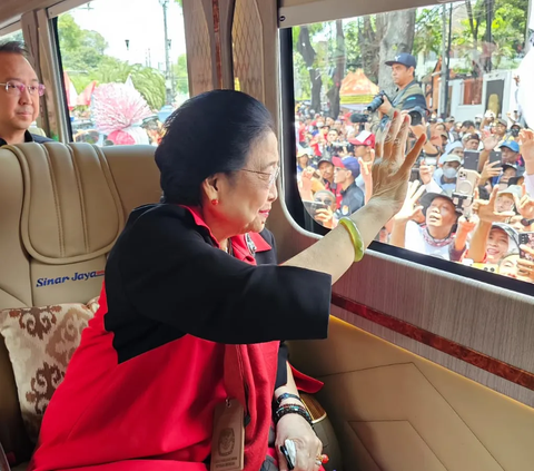 Momen Hangat Ketum Parpol Pendukung Ganjar-Mahfud Duduk Bareng Dalam Satu Bus Menuju KPU