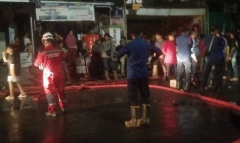 Bermula dari Adu Mulut, Warga Malah Pukuli Petugas Damkar Sedang Berjibaku Padamkan Api