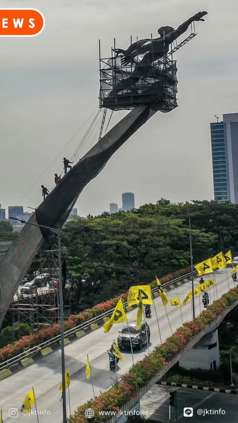 Berisiko Tinggi, Begini Momen Para Pekerja Mandikan Patung Pancoran<br>