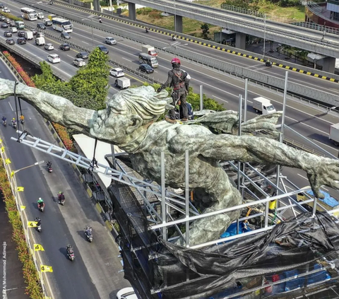 Berisiko Tinggi, Begini Momen Para Pekerja Mandikan Patung Pancoran