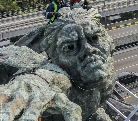 Berisiko Tinggi, Begini Momen Para Pekerja Mandikan Patung Pancoran