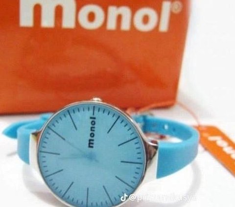 Aksesori wanita yang pernah hits di tahun 2000-an adalah jam tangan merek Monol. Jam ini memiliki strap yang kecil dan berbentuk bulat. Jam ini juga memiliki banyak warna sehingga sering dipadu padankan dengan pakaian yang sedang dipakai.