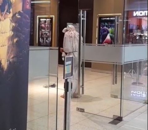 Viral Video Penampakan Mirip Pocong di Bioskop, Sempat Bikin Seram Namun Ngakak saat Lakukan Ini