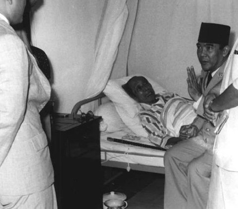 Tidak sendiri, tampak dalam foto sosok penguasa Indonesia tengah bersama Ki Hadjar Dewantara. Rupanya, Presiden Indonesia pertama Ir. Soekarno tengah menjenguknya saat sedang sakit. <br>