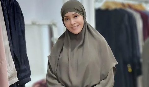 Tissa Biani dibuat terkesima melihat penampilan Maia Estianty mengenakan hijab. Tissa memuji penampilan calon mertuanya tersebut.<br>