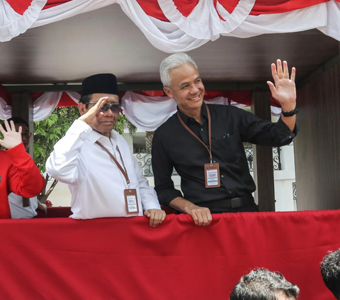 Bacapres dan bacawapres Ganjar-Mahfud menyapa pendukung saat menuju Gedung KPU, Jakarta, Kamis (19/10/2023). Pasangan Ganjar-Mahfud menjadi pasangan Bacapres dan Bacawapres ke dua mendaftar ke KPU untuk pemilu 2024.<br>