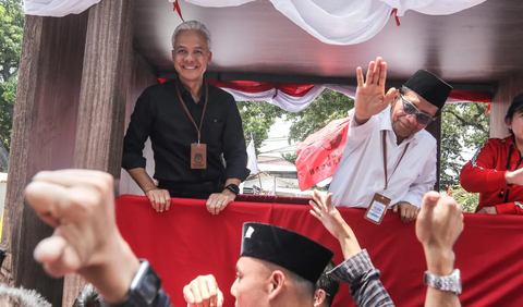 Keduanya naik mobil bak terbuka.<br>