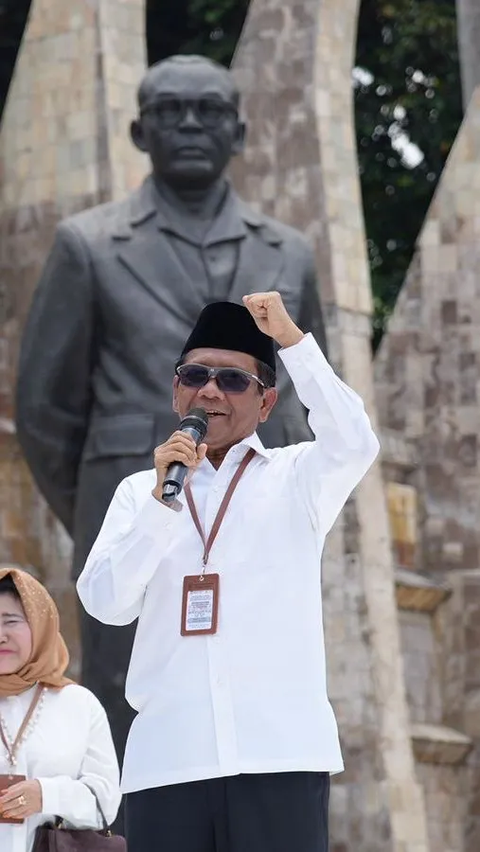 <b>Mahfud MD Daftarkan Diri ke KPU Pakai Baju Lima Tahun Lalu, Kisahnya Bikin Ngakak Ganjar Pranowo</b>