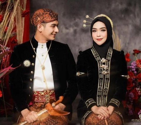 Ngakak! Acara Pernikahan Kental dengan Nuansa Adat Jawa Ini Malah Dijadikan Tempat Wisata Rombongan Bule, Minta Foto Bareng Pengantin