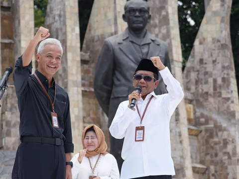 Cerita Baju Putih Mahfud MD: Lima Tahun Dititipkan ke Ibu, Sekarang Dipakai