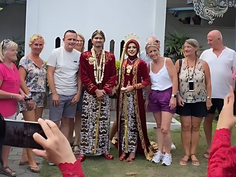 Ngakak! Acara Pernikahan Kental dengan Nuansa Adat Jawa Ini Malah Dijadikan Tempat Wisata Rombongan Bule, Minta Foto Bareng Pengantin