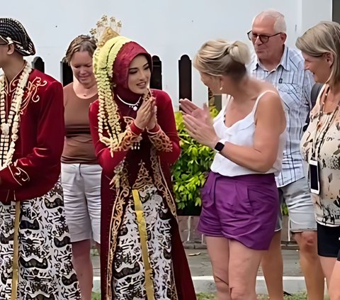 Ngakak! Acara Pernikahan Kental dengan Nuansa Adat Jawa Ini Malah Dijadikan Tempat Wisata Rombongan Bule, Minta Foto Bareng Pengantin