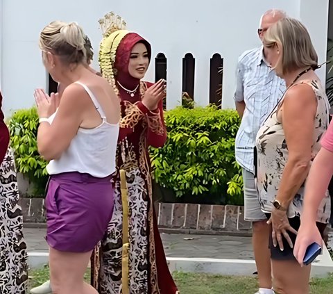 Ngakak! Acara Pernikahan Kental dengan Nuansa Adat Jawa Ini Malah Dijadikan Tempat Wisata Rombongan Bule, Minta Foto Bareng Pengantin