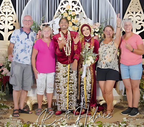 Ngakak! Acara Pernikahan Kental dengan Nuansa Adat Jawa Ini Malah Dijadikan Tempat Wisata Rombongan Bule, Minta Foto Bareng Pengantin