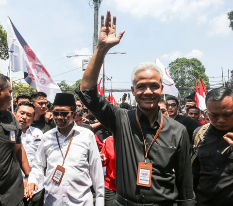 Bakal pasangan calon Ganjar Pranowo dan Mahfud MD mendatangi kediaman Ketua Umum PDIP Megawati Soekarnoputri di Jalan Teuku Umar, Menteng, Jakarta, Kamis (19/10).<br>