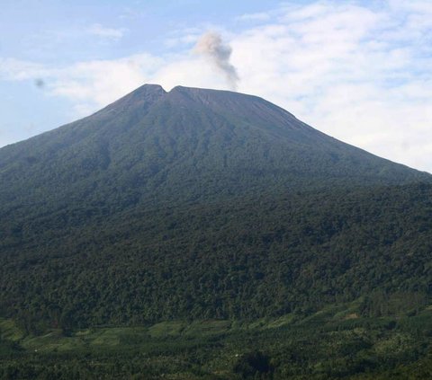 Naik Level dari Normal Jadi Waspada, Ini Fakta Gunung Slamet yang Terbangun dari Tidur Panjangnya