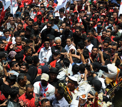 Di tengah kerumunan massa pendukung, bakal calon presiden dan bakal calon wakil presiden Ganjar Pranowo bersama Mahfud MD tiba di depan kantor Komisi Pemilihan Umum (KPU), Jakarta, Kamis (19/10/2023).