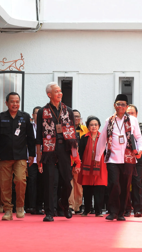 Tampak Ketua Umum PDIP, Megawati Soekarnoputri berjalan di belakang pasangan bacapres dan bacawapres Ganjar-Mahfud saat akan masuk ke dalam kantor KPU.