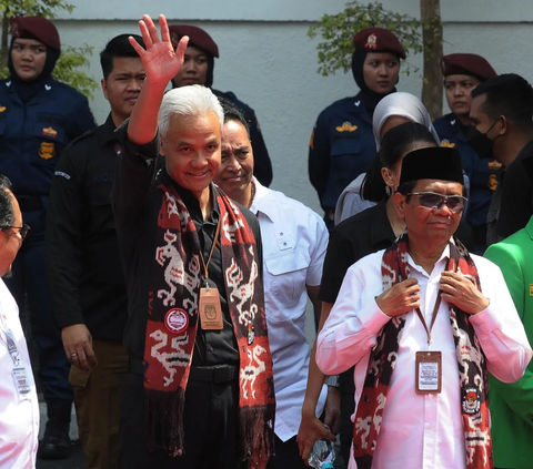 Ganjar-Mahfud menjadi pasangan kedua yang mendaftar kepada KPU sebagai pasangan calon presiden dan wakil presiden pada<br>Pemilu 2024.