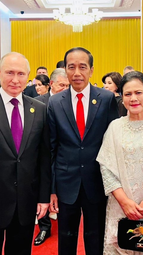 Tas yang dibawa Ibu Iriana ketika berfoto bersama Presiden Rusia