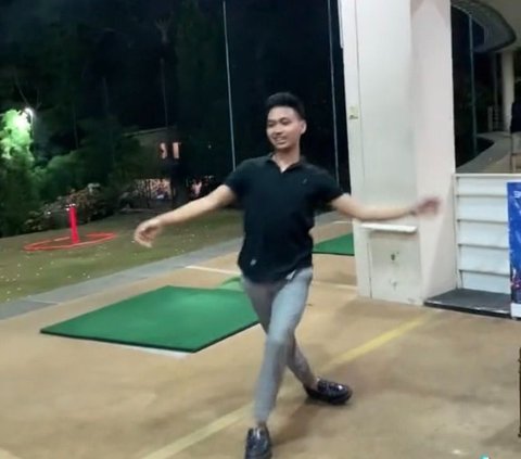 Moment of Man's Foot Hit by a Golf Ball, the Sound of the Ball Makes Others Feel Pain