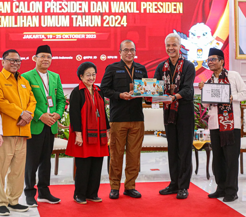 FOTO: Penampakan Pendukung Berdesakan Antar Ganjar-Mahfud hingga Resmi Daftar Sebagai Pasangan Capres-Cawapres Pemilu 2024 ke KPU