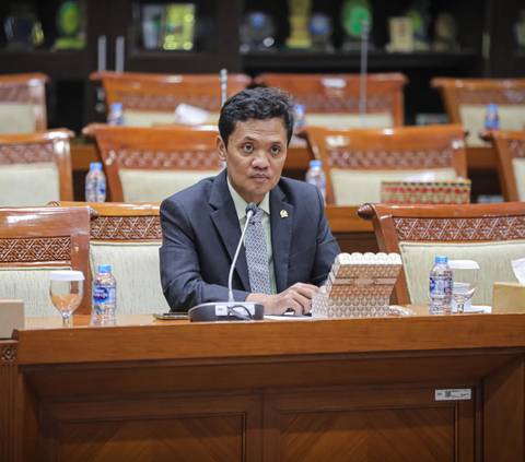 Wakil Ketua Umum Partai Gerindra Habiburokhman menyindir Anies Baswedan-Muhaimin Iskandar (AMIN) dan Ganjar Pranowo-Mahfud MD mendaftar duluan ke Komisi Pemilihan Umum (KPU) RI.