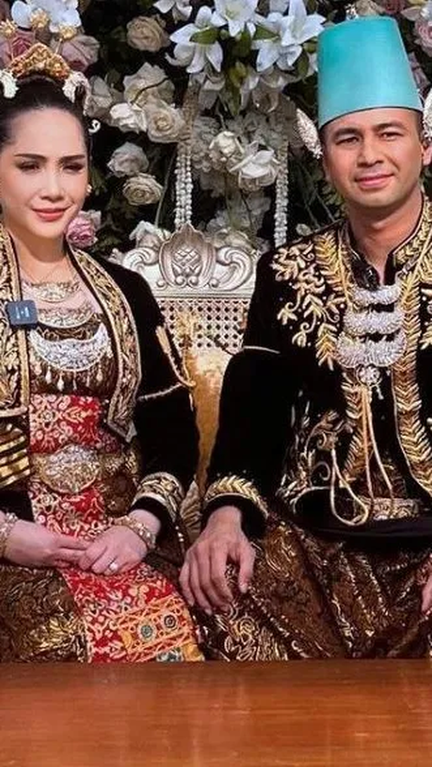 Momen Raffi Ahmad dan Nagita Mengenakan Baju Pengantin 'Sayang Kita Menikah Lagi'