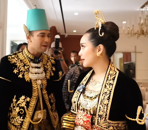 Momen Raffi Ahmad dan Nagita Mengenakan Baju Pengantin 'Sayang Kita Menikah Lagi'