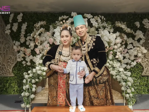 Momen Raffi Ahmad dan Nagita Mengenakan Baju Pengantin 'Sayang Kita Menikah Lagi'