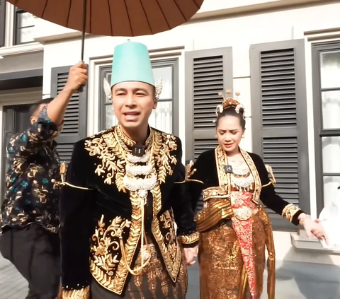 Momen Raffi Ahmad dan Nagita Mengenakan Baju Pengantin 'Sayang Kita Menikah Lagi'