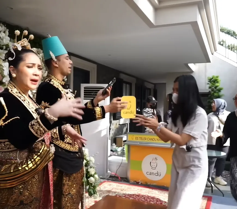 Momen Raffi Ahmad dan Nagita Mengenakan Baju Pengantin 'Sayang Kita Menikah Lagi'