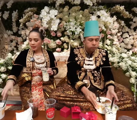 Momen Raffi Ahmad dan Nagita Mengenakan Baju Pengantin 'Sayang Kita Menikah Lagi'