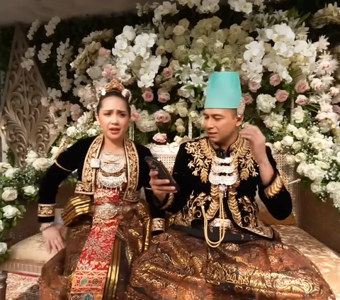 Momen Raffi Ahmad dan Nagita Mengenakan Baju Pengantin 'Sayang Kita Menikah Lagi'