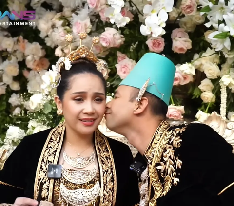 Momen Raffi Ahmad dan Nagita Mengenakan Baju Pengantin 'Sayang Kita Menikah Lagi'