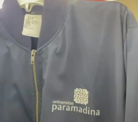 Jaket berwarna hitam dengan tulisan Paramadina di bagian dada kiri itu dijual dengan harga USD7,98 atau Rp126.411.