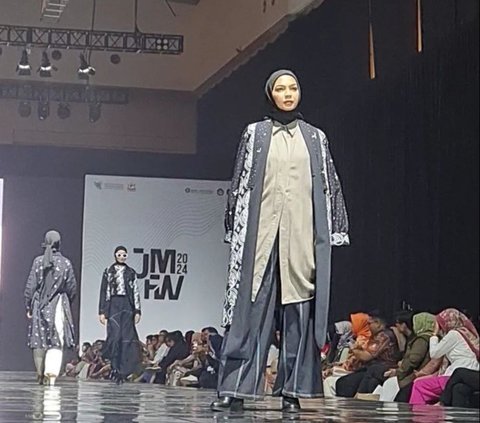 Intip Koleksi Terbaru Danjyo Hyoji di Jakarta Muslim Fashion Week 2024