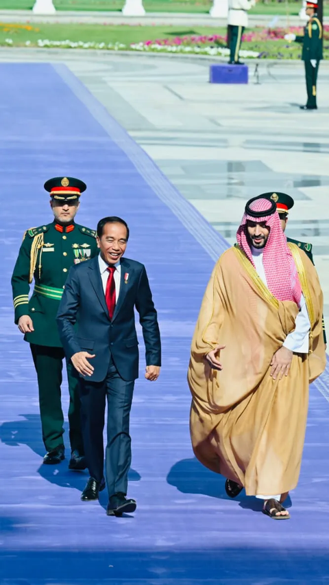 Momen Hangat Jokowi saat Bertemu Pangeran MBS di Istana Al-Yamamah