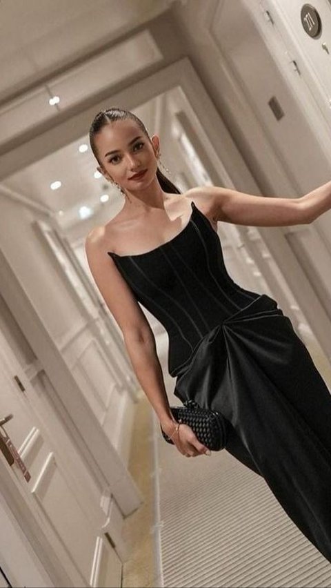 Tampil Elegan Dalam Balutan Dress Hitam di Paris, Kecantikan Enzy Storia Bikin Speechless