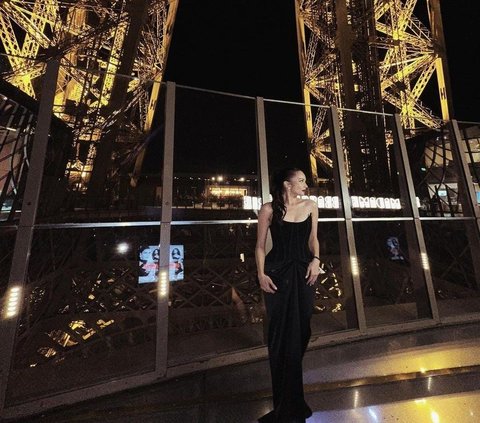 Tampil Elegan Dalam Balutan Dress Hitam di Paris, Kecantikan Enzy Storia Bikin Speechless