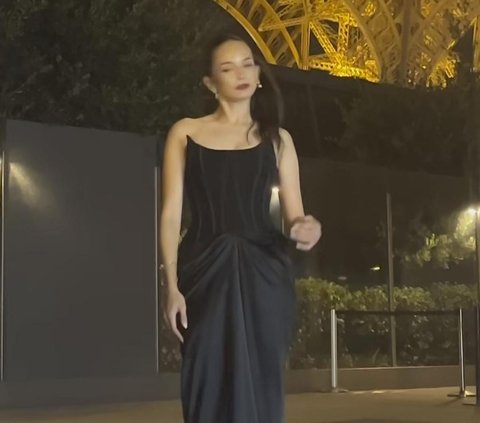 Tampil Elegan Dalam Balutan Dress Hitam di Paris, Kecantikan Enzy Storia Bikin Speechless