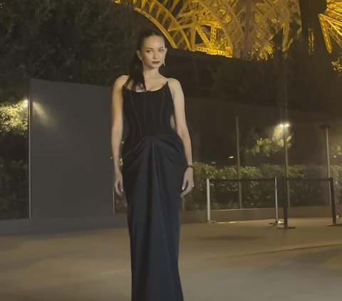 Tampil Elegan Dalam Balutan Dress Hitam di Paris, Kecantikan Enzy Storia Bikin Speechless